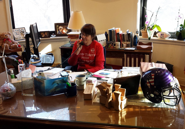 Mayor Tisdahl calls Mayor Rogero to make an Outback Bowl wager.