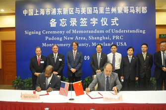 County Executive Ike Leggett and Governor Jiang Liang renew a Memorandum of Understanding to increase economic cooperation 