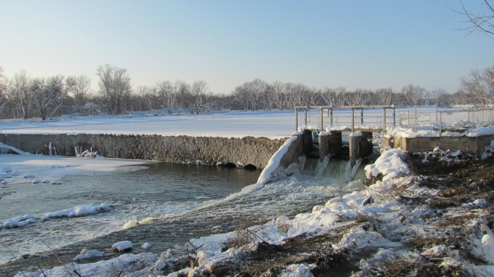 The Minnesota Falls Dam, before removal, featured a cement 14ft wall across the river, creating a resevoir behind it.