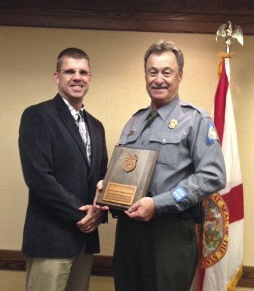 Agent Rob Farr receives award