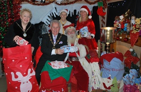 Mayor opens Romford Shopping Hall Charity Christmas Grotto 191115