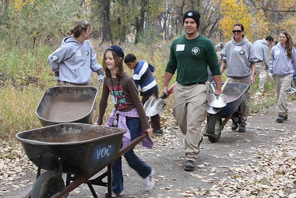 AmeriCorps NCCC members teach students in Denver about environmental stewardship.