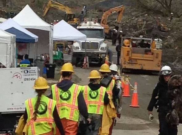AmeriCorps members with the Washington Conservation Corps respond to the 2014 mudslide in Oso, WA.
