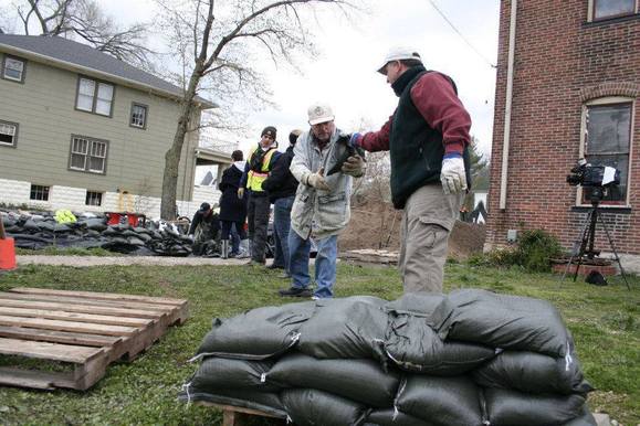 AmeriCorps St. Louis assists with sandbagging activities in St. Louis, MO flooding event
