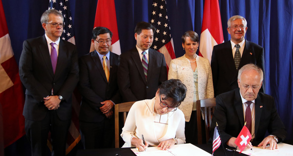 U.S. Secretary of Commerce Penny Pritzker (left) and Swiss Commerce Minister Johann Schneider-Ammann (right) signing a joint declaration of intent.