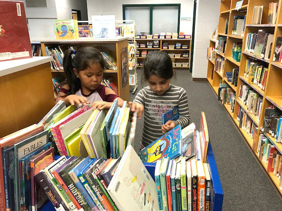 Foto de dos niñas en la biblioteca