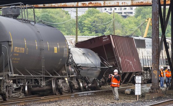 Oil train derails in Seattle