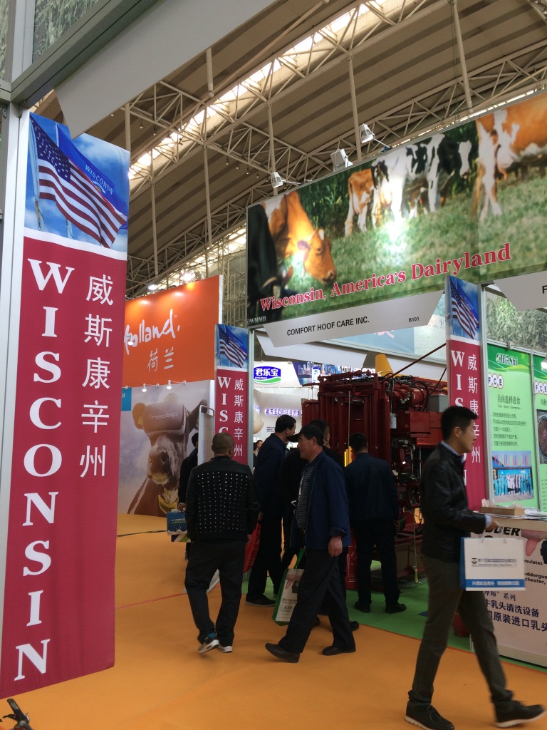 WI Delegation, Cheese Carver Attend China Dairy Expo