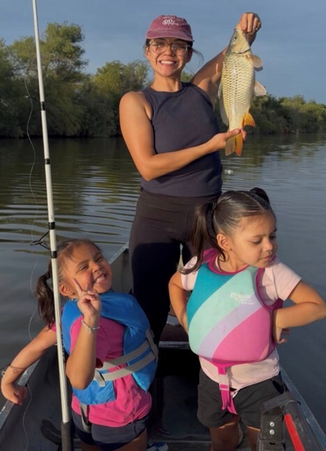Amy photo woman with two daughters