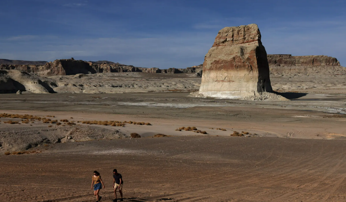 Picture shows Lake Powell has dried up