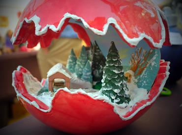 HOLIDAY ARTS AND CRAFTS