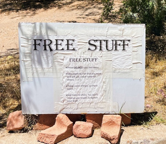 Photo of the free table sign