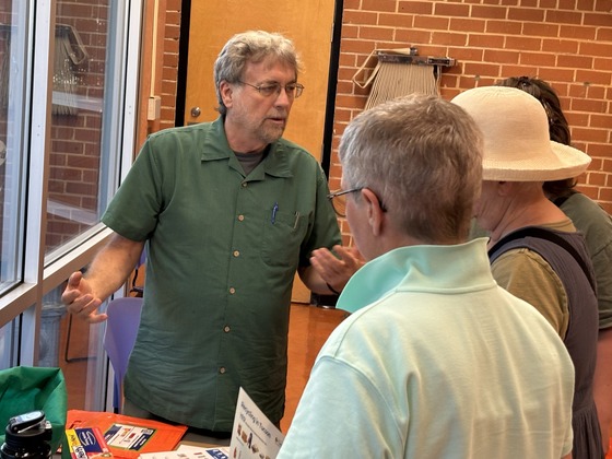 Photo of Vice Mayor Kevin Dahl talking to attendees at the Columbus Park Meeting At Ward 3.