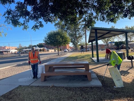 Photo of Vice Mayor Dahl with Miracle Manor Neighborhood Association Co-President Libby Eshbaugh picking up trash at Jacinto Park.