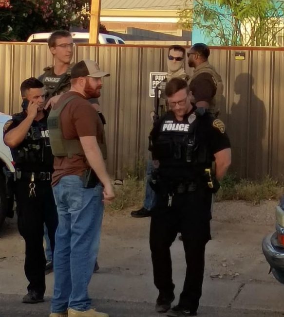 Photo of ICE agents present at Fairview Ave with Two Tucson Police Officers standing by.