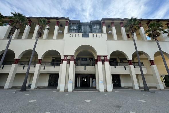 Photo of City Hall on Election Day