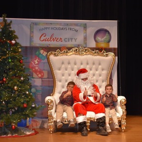 Photo of Santa posing with kid at PRCS event