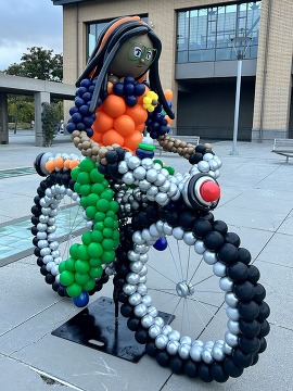 ballon cyclist statue