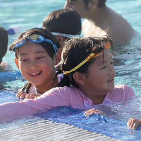 kids swimming 