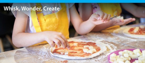 kids making pizza