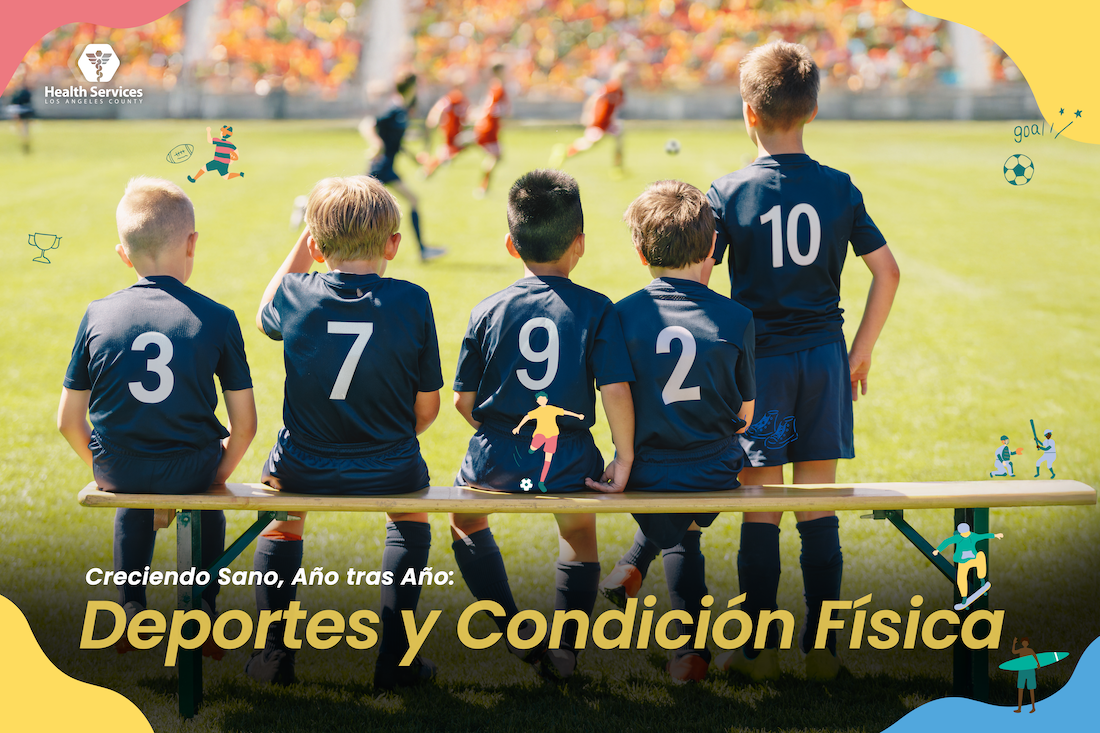 Ninos jugadores viendo un campo de futbol