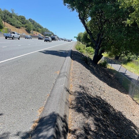 Photo of shoulder of Highway 101 without guardrail