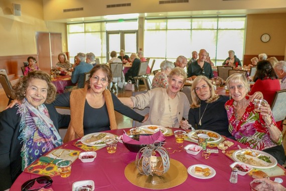 A group of seniors enjoying a Thanksgiving meal