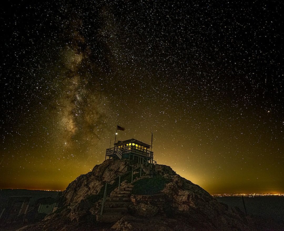 Starry night sky at Duncan Peak lookout