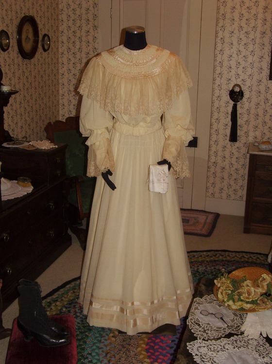 Wedding Dress worn by Mabel Carrie Culver during her marriage to Jacob Bergtholdt in 1905