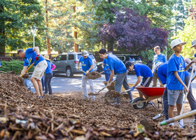 Volunteers spreading mulch at Granite Bay LIbrary