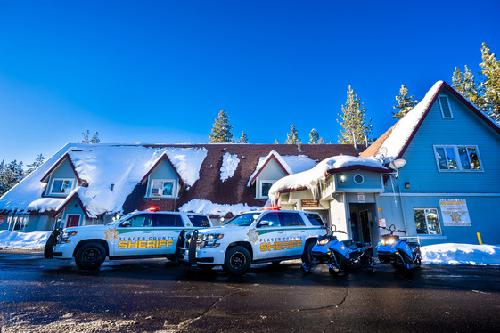 An image of the Tahoe Justice Center with PCSO vehicles in front.