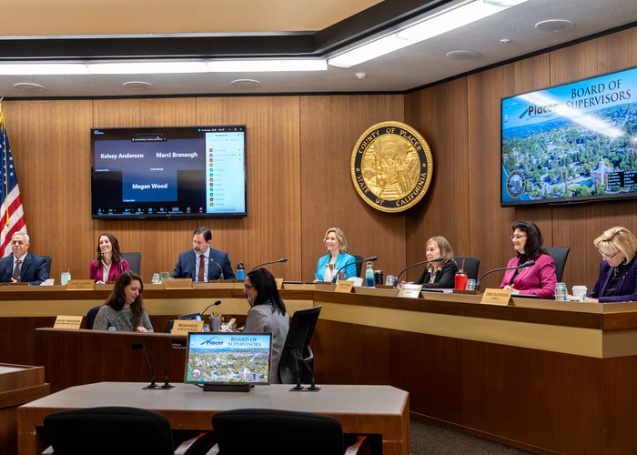 An image of the board of supervisors at a meeting.