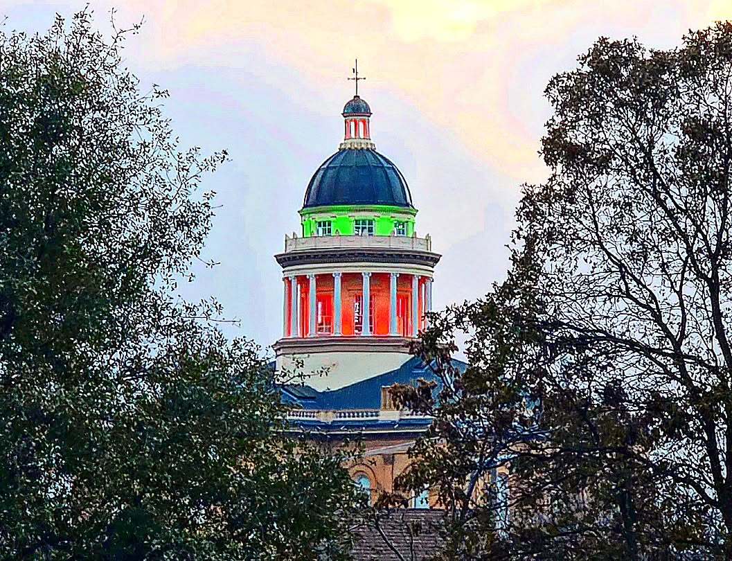 Auburn courthouse with green and red lights