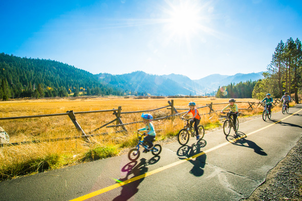 5 kids on their bike on a trail