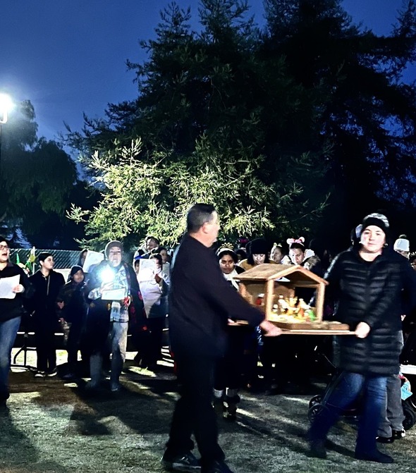 People singing and walking "pidiendo posada", a religious mexican tradition