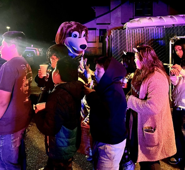 Ranger saying hi to children waiting in line.