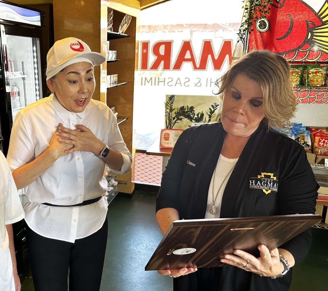 Jodi James presenting the Distinguished Business Award to Shelly Arai from Imari Sushi