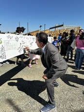 Laurelwood Elementary Signing