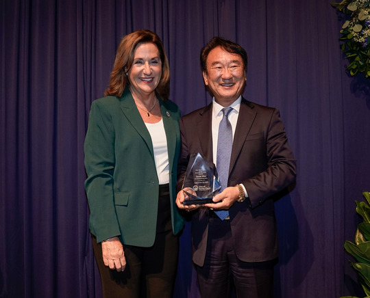 Mayor Gillmor and Daniel Woo