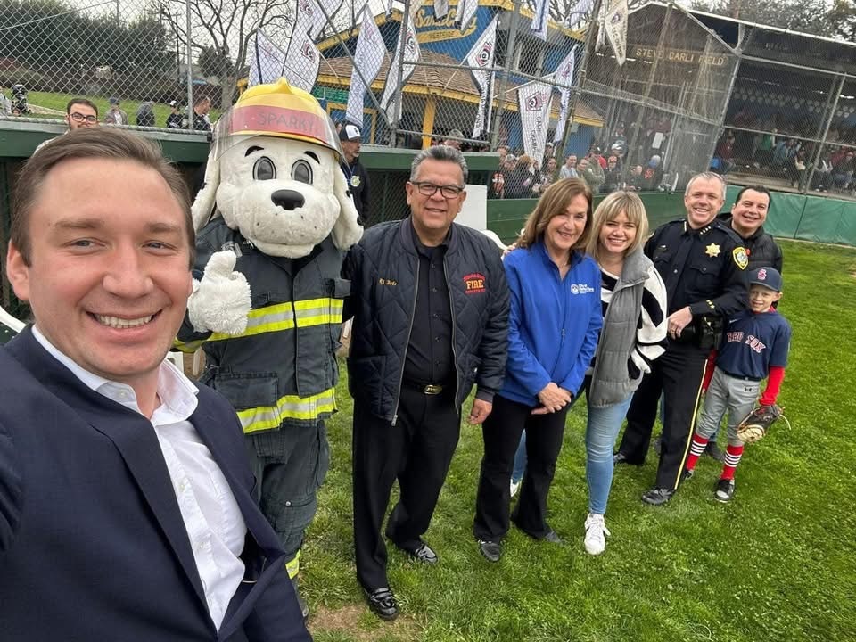 Selfie with 7 people and 1 mascot