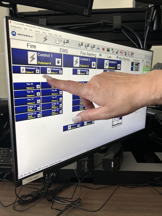 Dispatcher points at screen