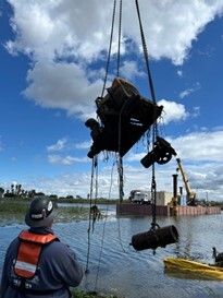 Skarry directing crane operations