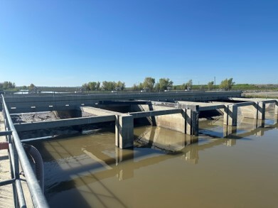 Wallace Weir as seen today with three bladder gates and a fish collection facility