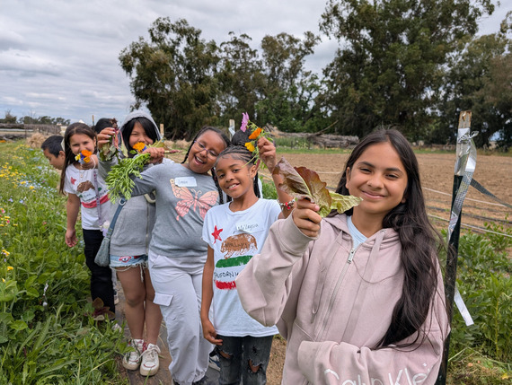 Sac Splash Picture of Kids Holding Flowers