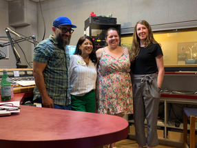 Personal de Boulder County y Sister Carmen en el studio de la emisora KGNU