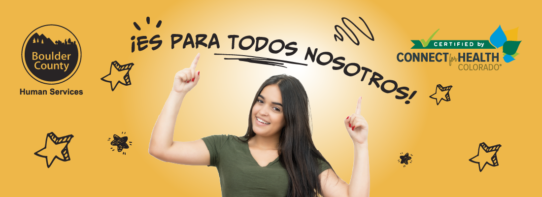 Una mujer señala las palabras "Es para todos" con los logotipos de Servicios Humanos del Condado de Boulder y Connect for Health Colorado.