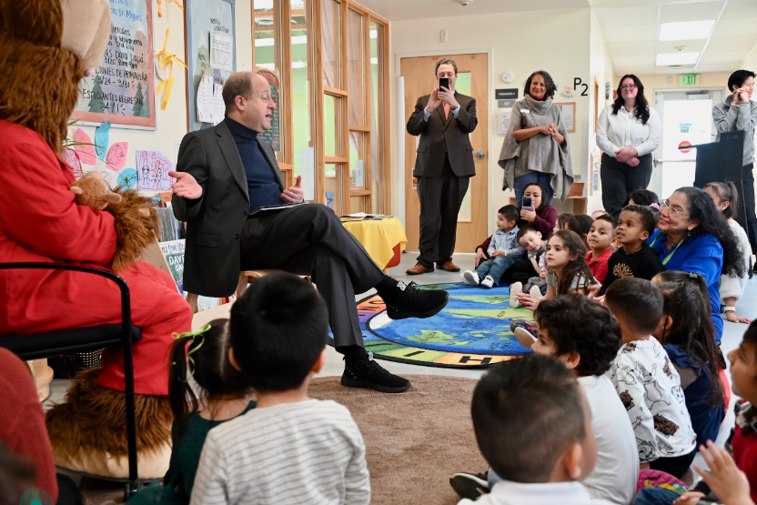 Imagination Library, Polis reading to children