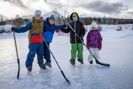 kids playing ice hockey at north pond park