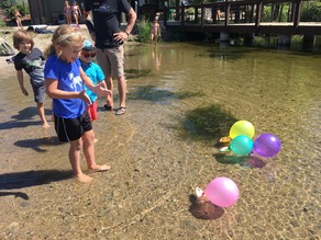 kids playing with ballons at North pond park