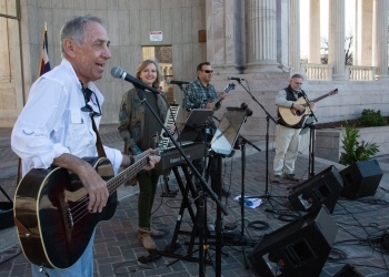 Micrograss band performing